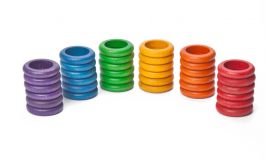 Set van 36 stevige houten ringen in 6 regenboogkleuren.