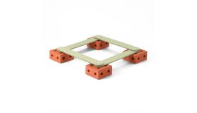 De MODU Balance Track Burnt Orange / Dusty Green in een vierkante opstelling met evenwichtsbalken en schuimblokken.