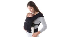 Ergobaby Embrace Pure Black ergonomische draagzak