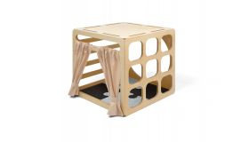 De Ette Tete Cubitri Windows, een houten klimkubus met speelse ramen en gordijnen. Perfect voor fantasierijk spel en motorische ontwikkeling.
