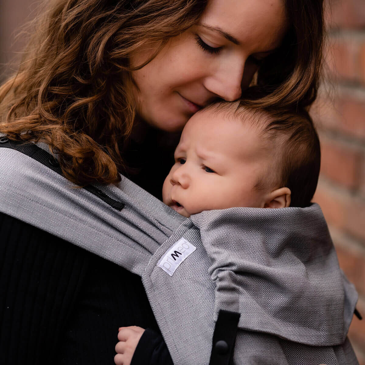 Onderdompeling Machtigen kabel Je baby dragen in een draagzak of draagdoek, waar moet je beginnen? |  ikbenmama.nl